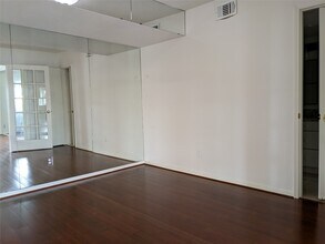 351 N Post Oak Ln in Houston, TX - Building Photo - Building Photo