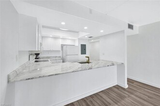 25820 Hickory Blvd in Bonita Springs, FL - Foto de edificio - Building Photo