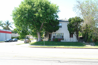 1002 N Griffith Park Dr in Burbank, CA - Building Photo - Building Photo