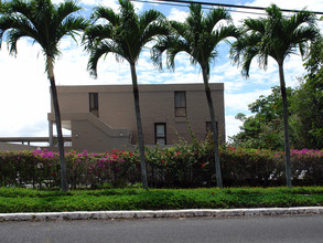 Dowsett Point in Honolulu, HI - Foto de edificio - Building Photo