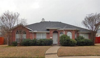 2717 Creek Valley Dr in Garland, TX - Building Photo