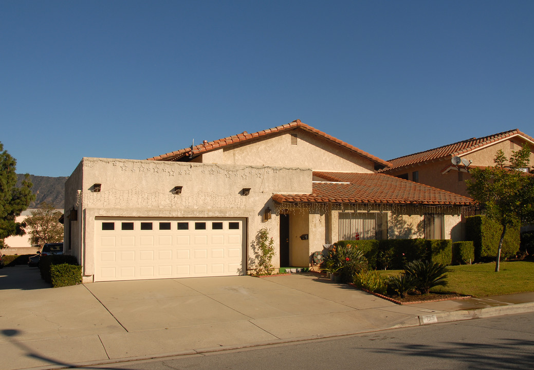 725 Bagnall St in Glendora, CA - Foto de edificio