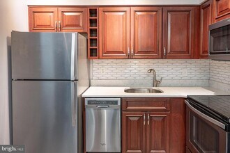 1211 S Eads St in Arlington, VA - Foto de edificio - Building Photo