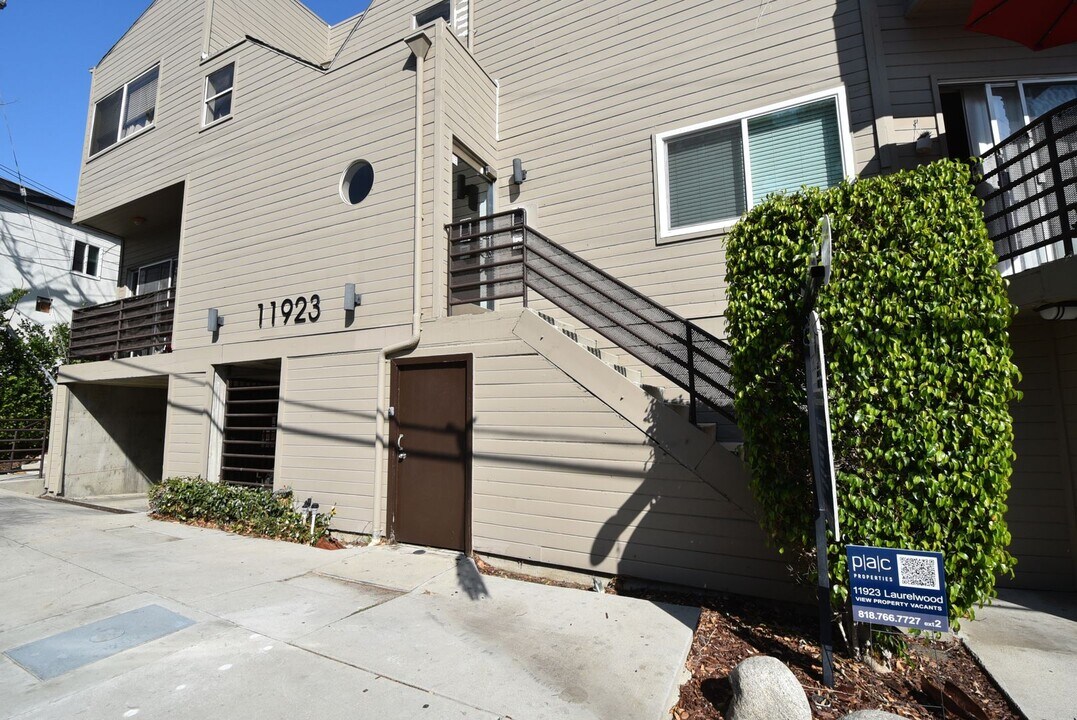 11923 Laurelwood Dr in Los Angeles, CA - Foto de edificio