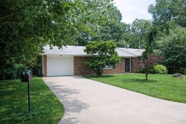 property at 3006 Lynnwood Dr