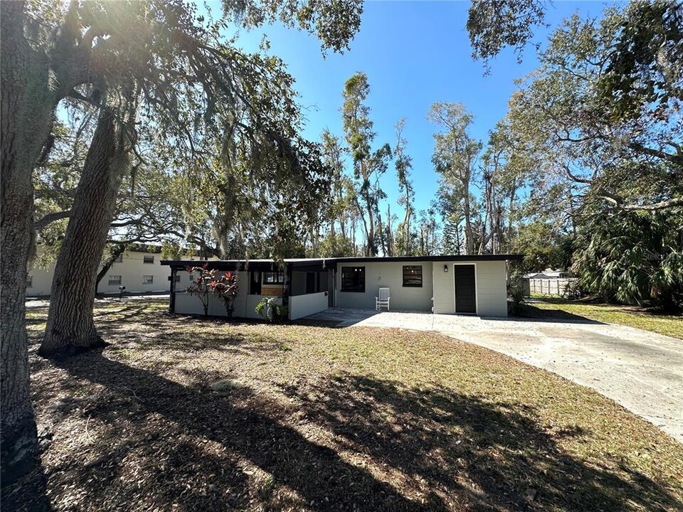 1501 Howard Pl in Largo, FL - Building Photo