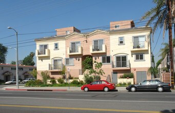 6601 Woodley Ave in Van Nuys, CA - Building Photo - Building Photo