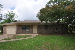 713 S Boyd St in Lindale, TX - Building Photo