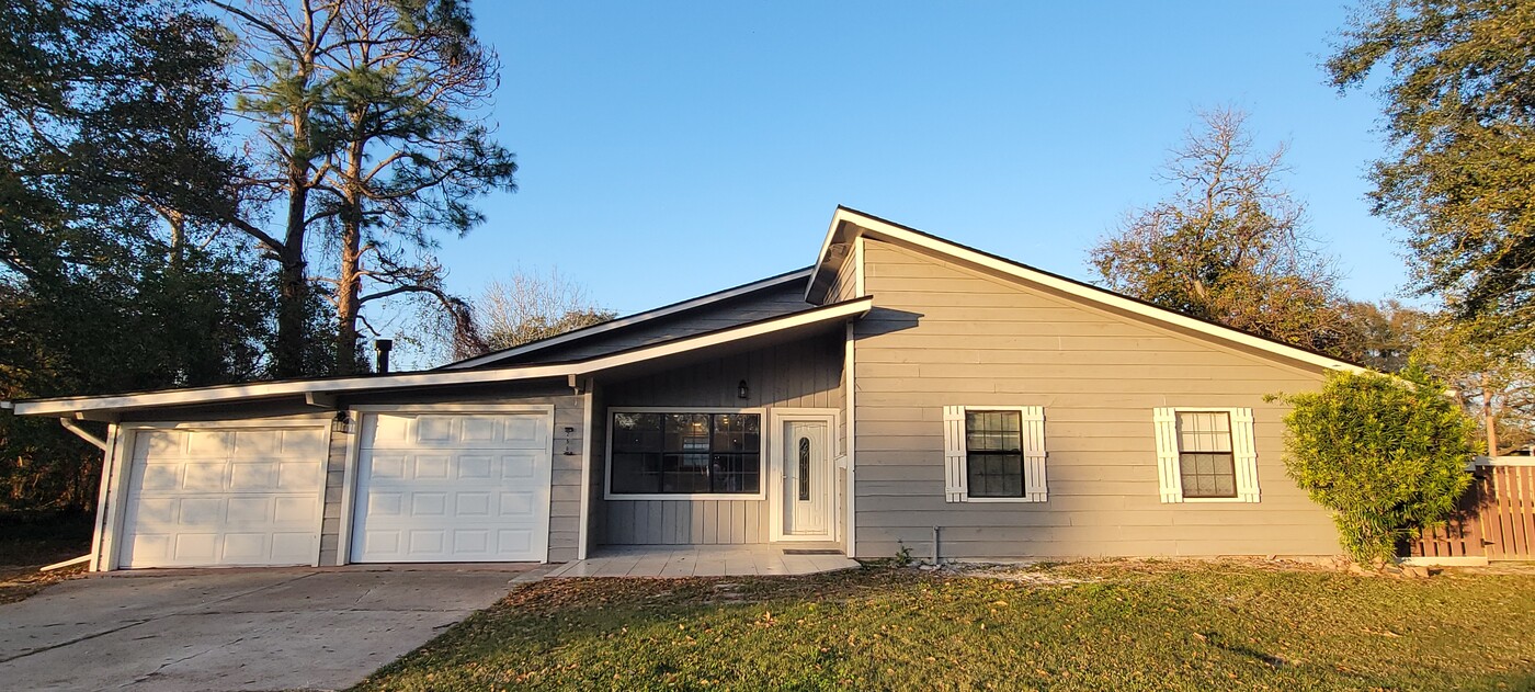 250 S Clover in Bridge City, TX - Building Photo