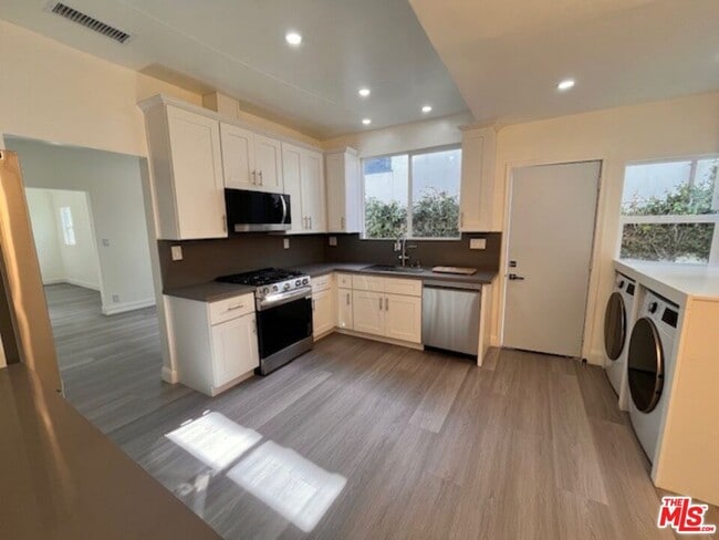 841 N Kilkea Dr in Los Angeles, CA - Building Photo - Building Photo