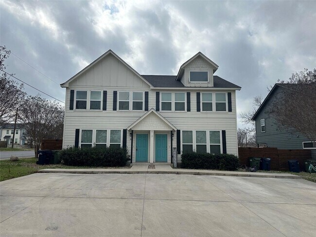 813 Northington St, Unit A in Burnet, TX - Building Photo - Building Photo