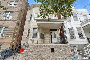 2105 New York Ave, Unit Basement in Union City, NJ - Building Photo