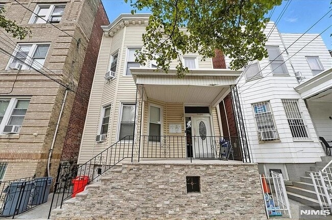 2105 New York Ave, Unit Basement