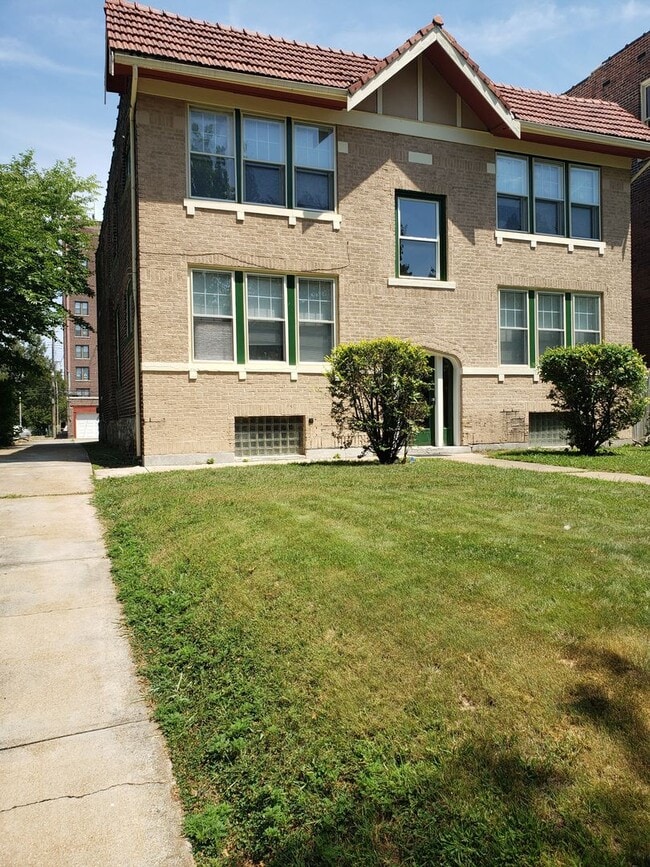 1-411E W Pine Ct in St. Louis, MO - Building Photo - Building Photo