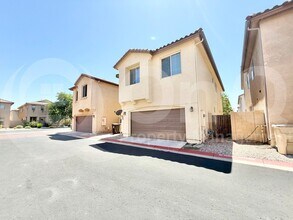 9218 W Meadow Dr in Peoria, AZ - Building Photo - Building Photo