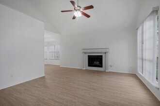 1215 Hidden Oaks Dr in Mansfield, TX - Foto de edificio - Building Photo