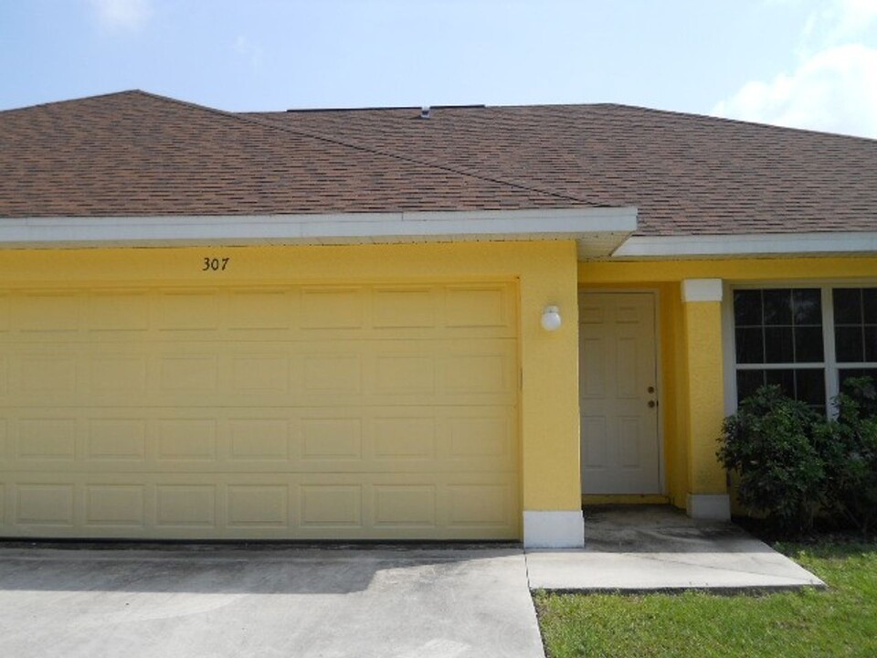 305-307 Urbana St in Lehigh Acres, FL - Building Photo