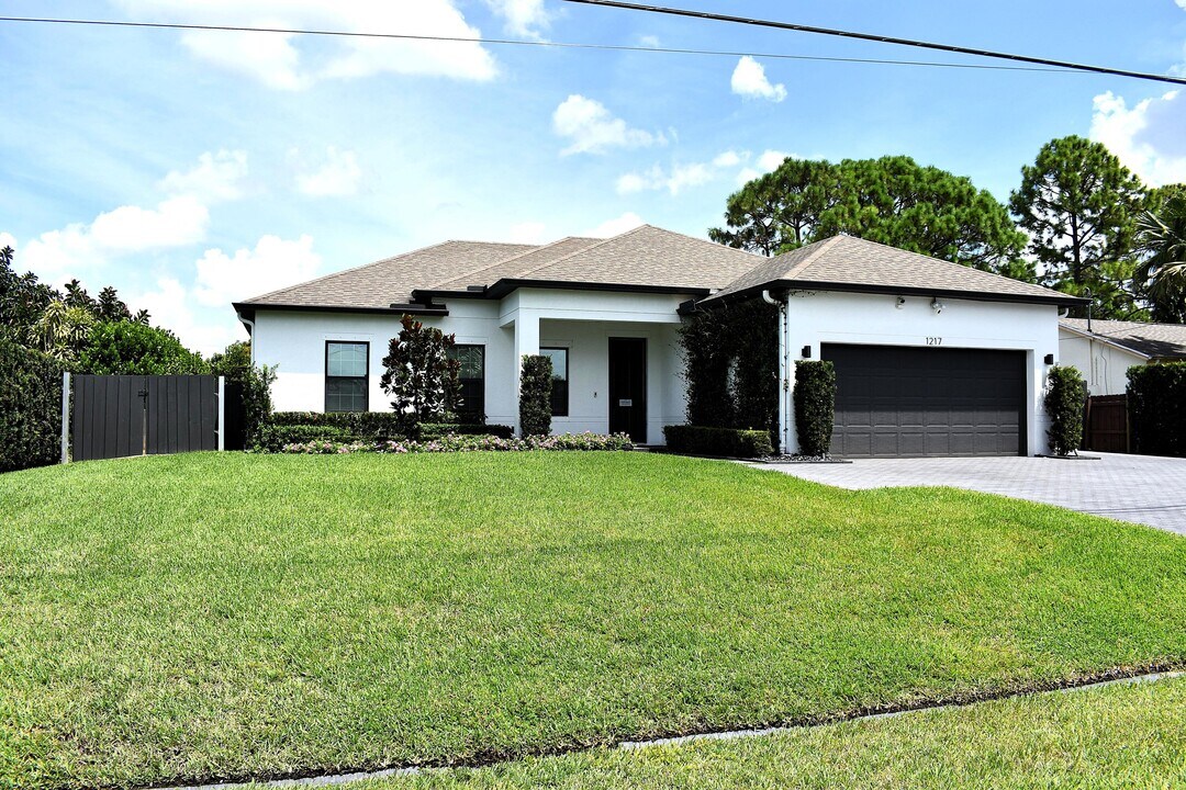 1217 SW Marmore Ave in Port St. Lucie, FL - Building Photo