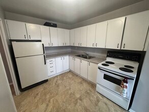 1061 Queen's Blvd in Kitchener, ON - Building Photo - Building Photo