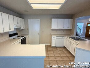 7655 Heathridge in San Antonio, TX - Building Photo - Building Photo