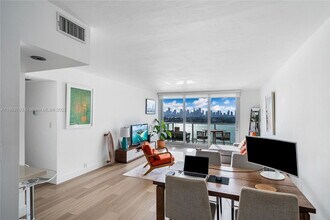 1000 Meridian Ave in Miami Beach, FL - Building Photo - Building Photo