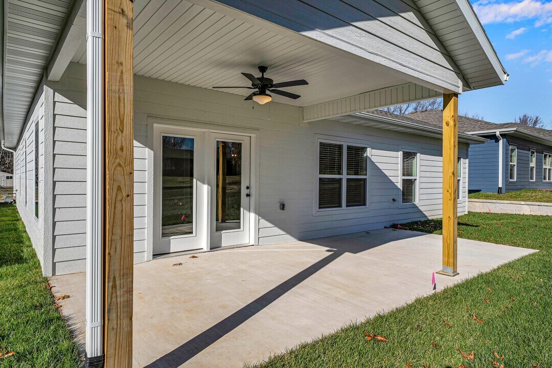 672 S Mission Ave in Springfield, MO - Building Photo