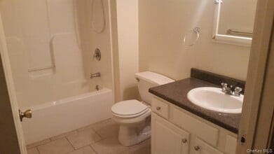 194 E Main St, Unit 13 in Walden, NY - Foto de edificio - Building Photo