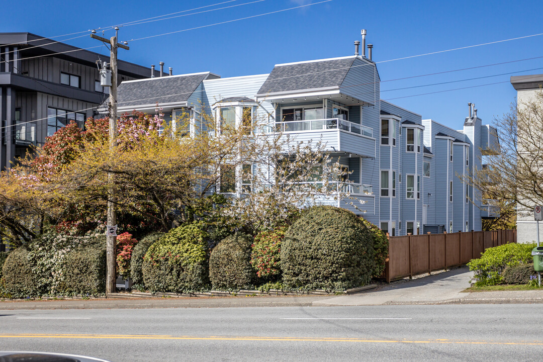 Harbour View Apartments in North Vancouver, BC - Building Photo