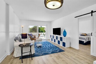 100 Edgewater Dr in Miami, FL - Foto de edificio - Building Photo