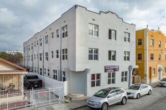 Wentworth Apartments in Miami, FL - Building Photo - Building Photo