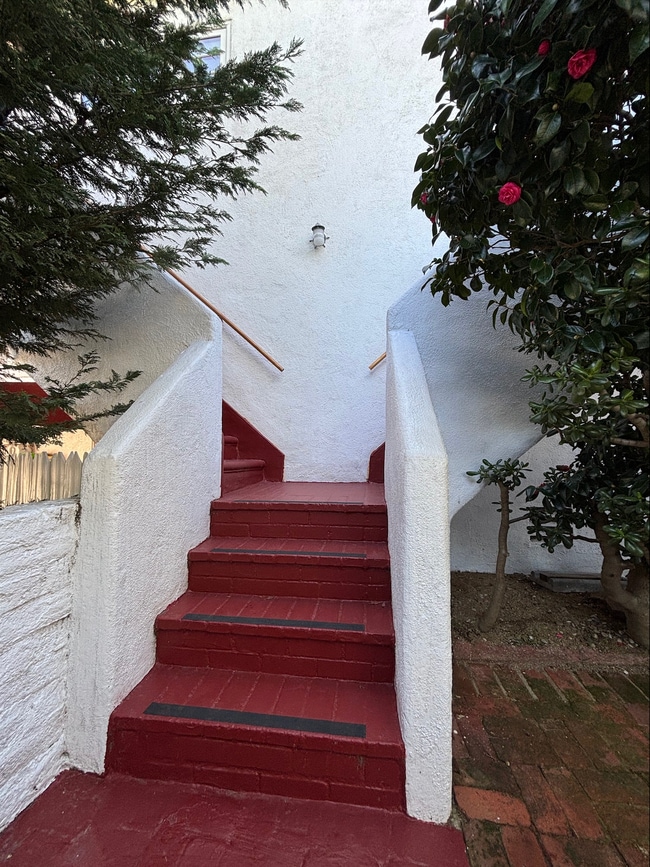 702 Cedar St, Unit 702 Cedar in Santa Monica, CA - Building Photo - Building Photo