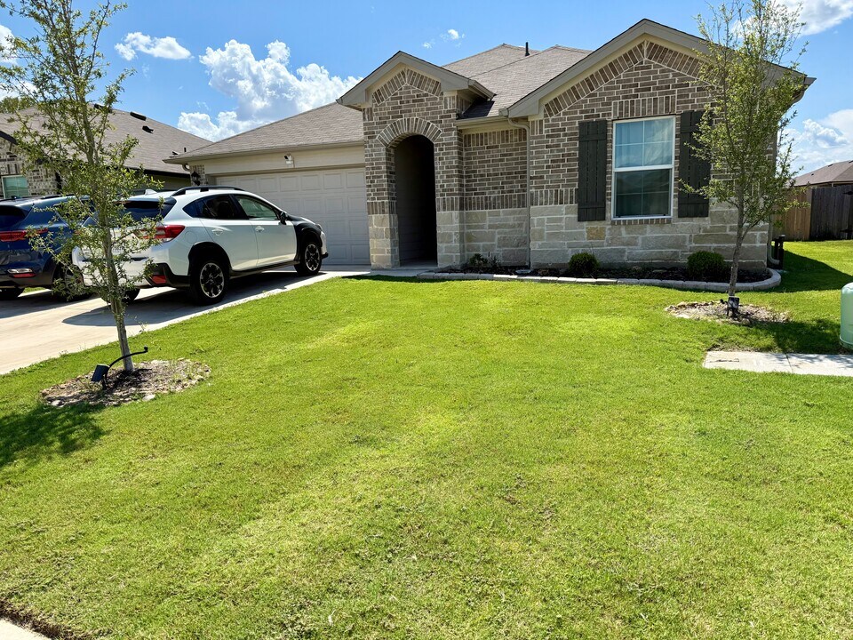 541 Chaco Lp in Seguin, TX - Building Photo