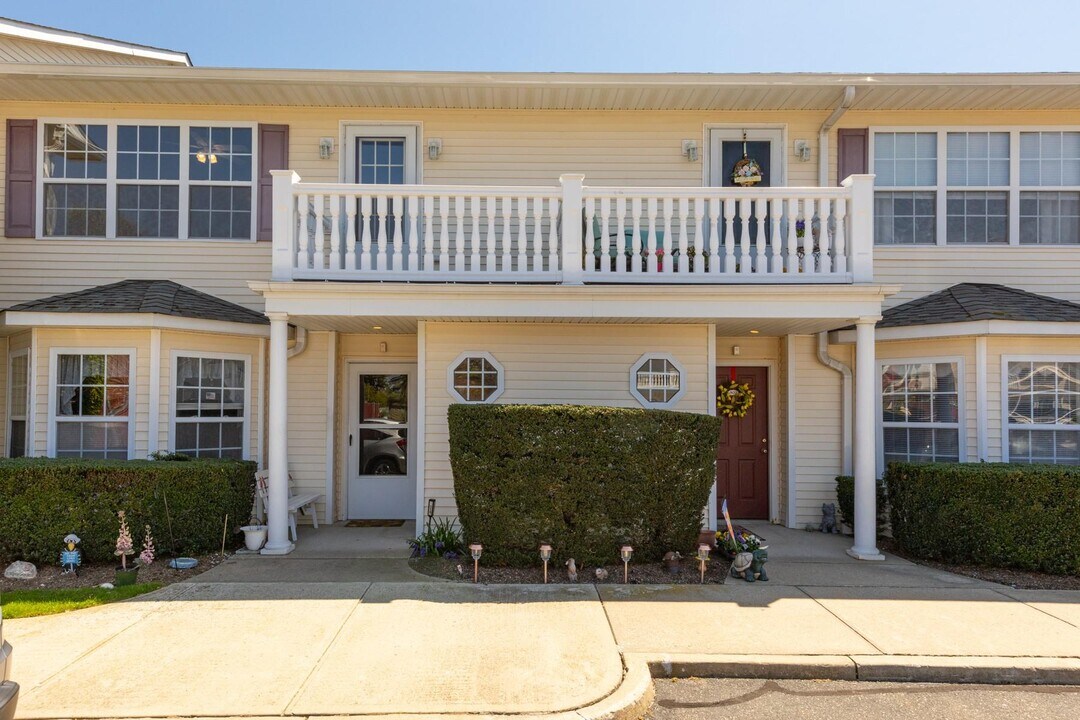 400 Flurry Ln in West Babylon, NY - Building Photo