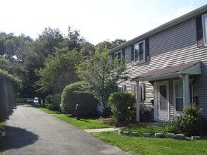 10 Village Brook Ln in Natick, MA - Foto de edificio - Building Photo