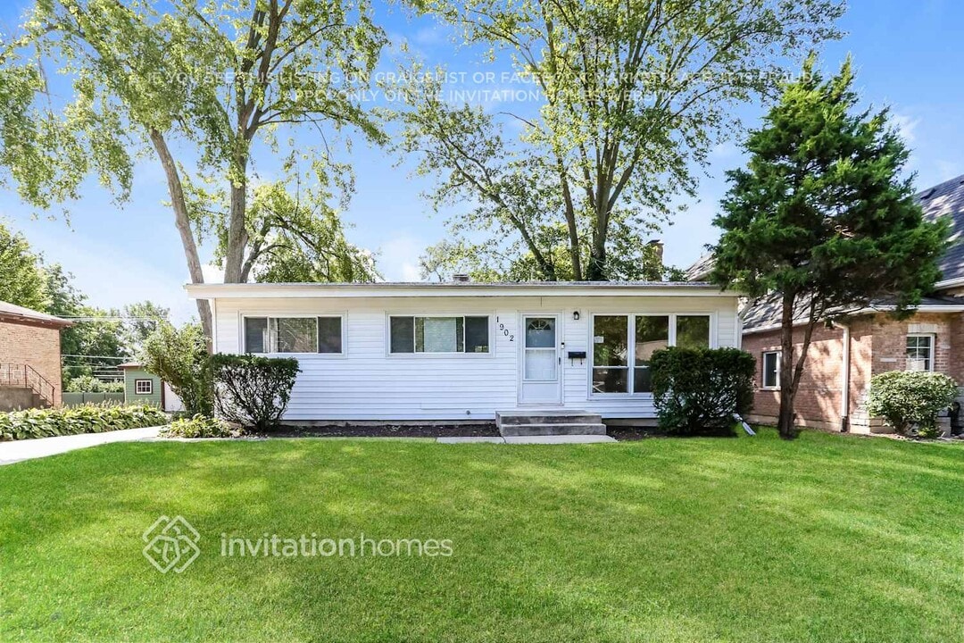 1902 E Evergreen St in Wheaton, IL - Building Photo