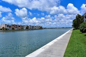 7420 Bay Island Dr S, Unit 176 in South Pasadena, FL - Foto de edificio - Building Photo