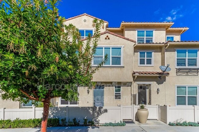 1520 Santa Carolina Rd in Chula Vista, CA - Foto de edificio - Building Photo