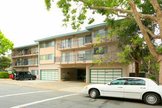 1400 Floribunda Ave in Burlingame, CA - Foto de edificio - Building Photo