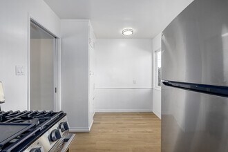 7001 Hazeltine Ave in Van Nuys, CA - Building Photo - Interior Photo