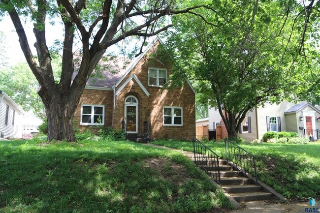 property at 620 E Wiswall Pl