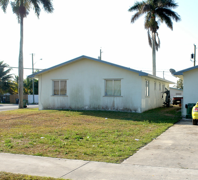 1210 NW 9th Ct in Homestead, FL - Building Photo - Building Photo