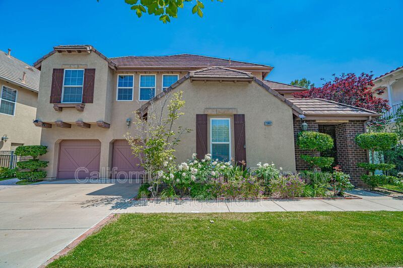 23902 Lakeside Rd in Santa Clarita, CA - Building Photo
