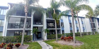 1009 Green Pine Blvd in West Palm Beach, FL - Building Photo