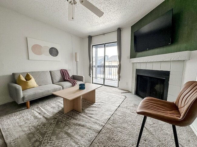 1030 1/2 Clayton Ln in Austin, TX - Foto de edificio - Building Photo