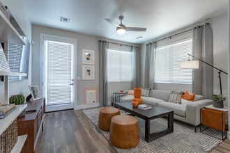 Village at Harvard Crossing in Goodyear, AZ - Foto de edificio - Interior Photo