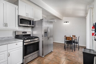 45426 10th St W in Lancaster, CA - Building Photo