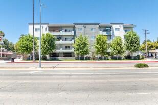 Rubio Villas in Lake Balboa, CA - Building Photo