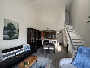 4435 Nobel Dr, Unit 44 in San Diego, CA - Foto de edificio - Building Photo