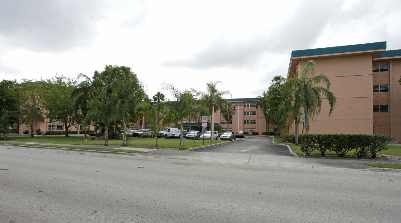 College Park Towers in Miami, FL - Building Photo