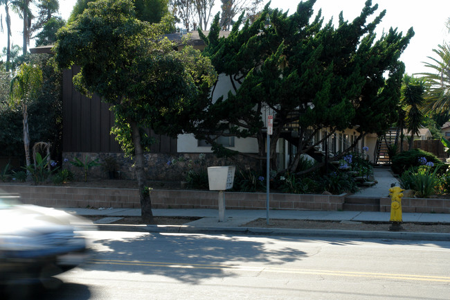 222 W Mission St in Santa Barbara, CA - Foto de edificio - Building Photo